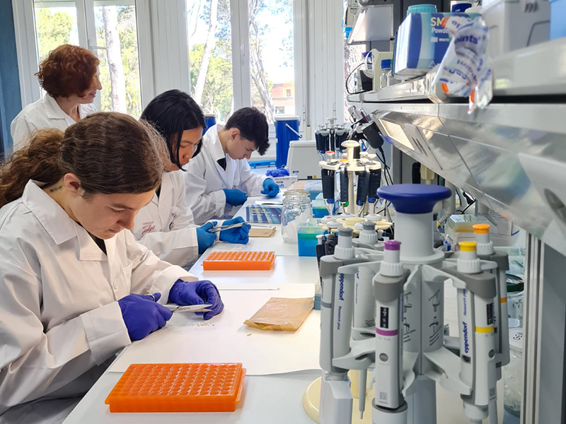 Estudiantes durante su estancia en el INIA-CSIC.