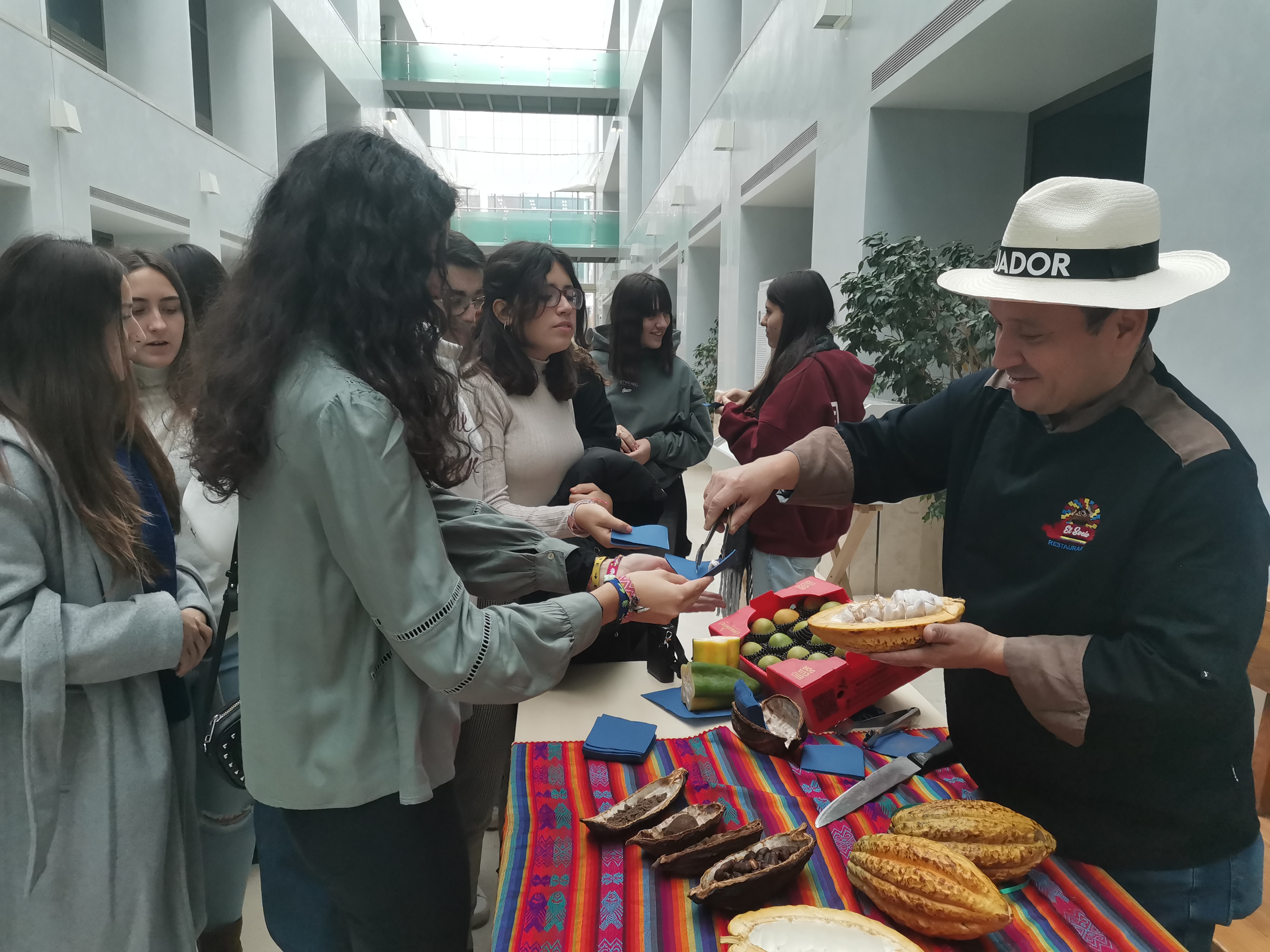 Alumnos de bachillerato de excelencia del visitan el CCHS en una jornada cargada de actividades