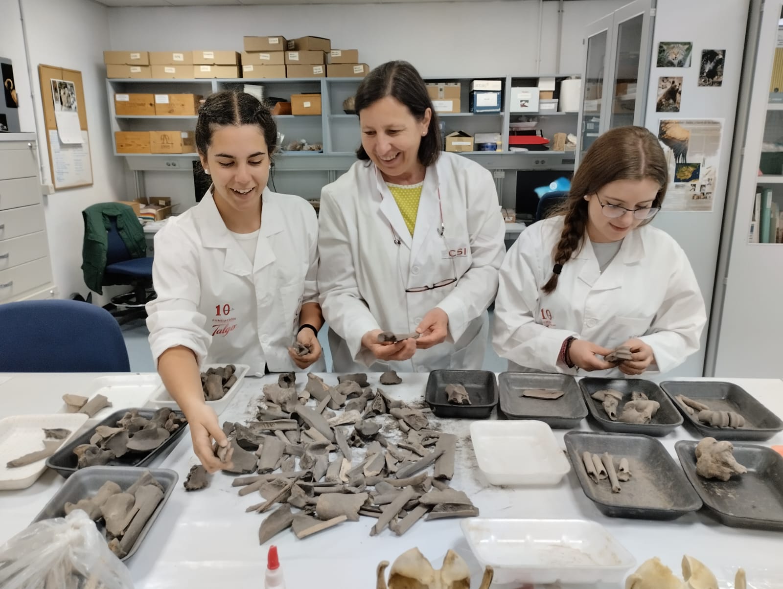 Alumnas de 3º ESO durante su estancia en el Laboratorio de arqueobiología 