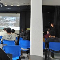 En la imagen se puede observar un momento de la presentación del Grupo de literatura y ciudad (ILLA) en el IES Miguel Delibes de Madrid, en la imagen.  