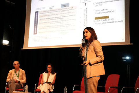 Laura Centeno durante la presentación en INNODATA 2025 en Sevilla