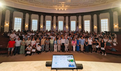 Foto de conjunto de todos los asistentes en el salón de actos del CSIC en Madrid