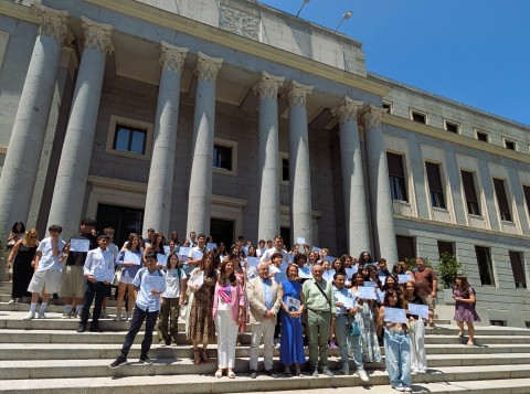 Foto de conjunto de todos los asistentes en la entrada principal del CSIC en Madrid