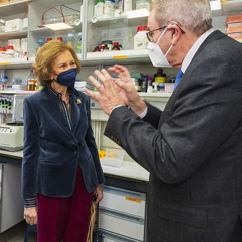Visita de Doña Sofía de Grecia al laboratorio de Larraga en el Centro de Investigaciones Biológicas Margarita Salas (CIB)